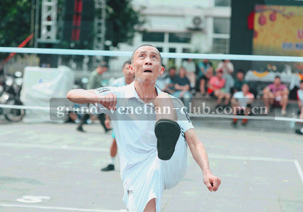 信纸、印章、茶杯与金色书签的俯视构图，暖调纸面质感